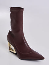 Bota Bico Fino Com Salto Geometrico Vazado Marrom