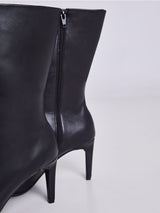 Bota de Couro Cano Medio Bico Fino Preto