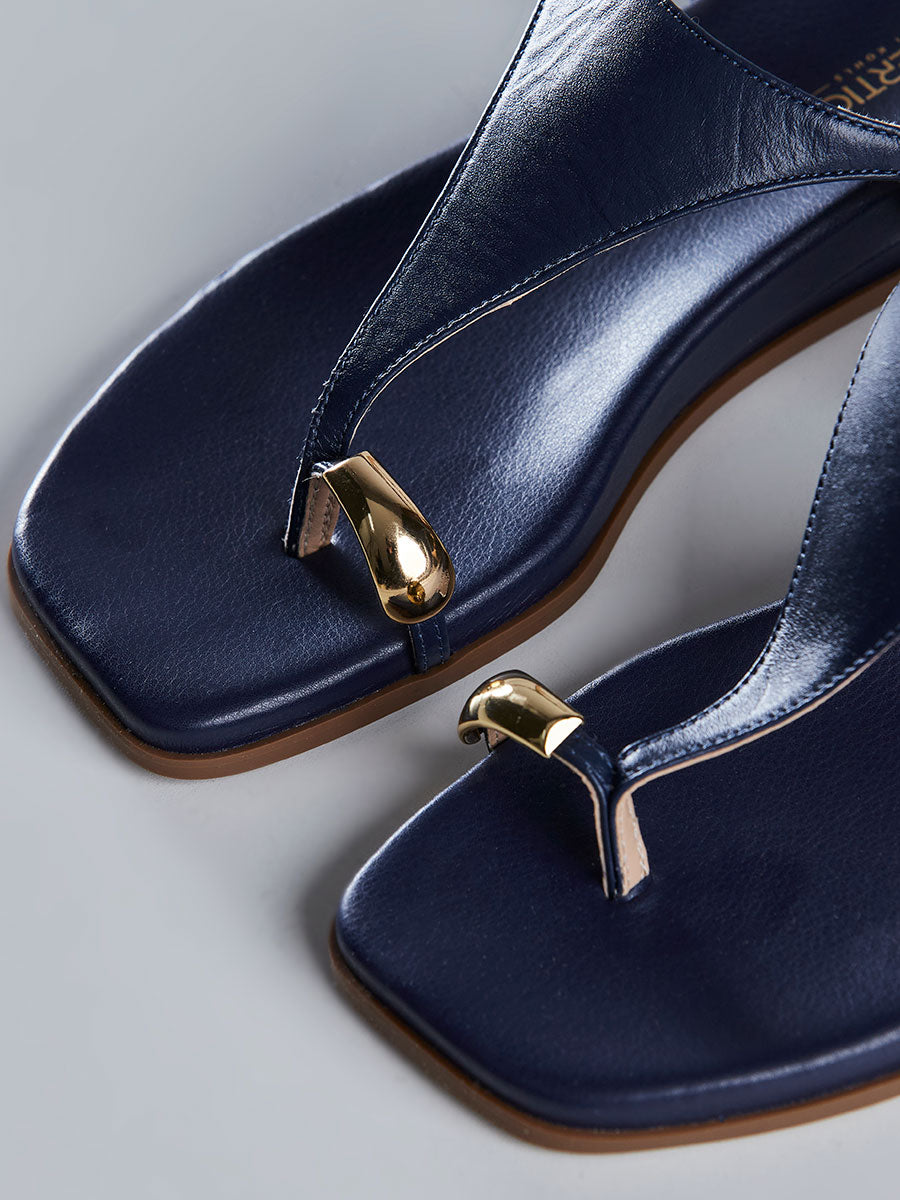 Sandália Rasteira Feminina com Dedo Azul