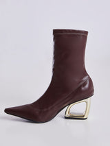 Bota Bico Fino Com Salto Geometrico Vazado Marrom