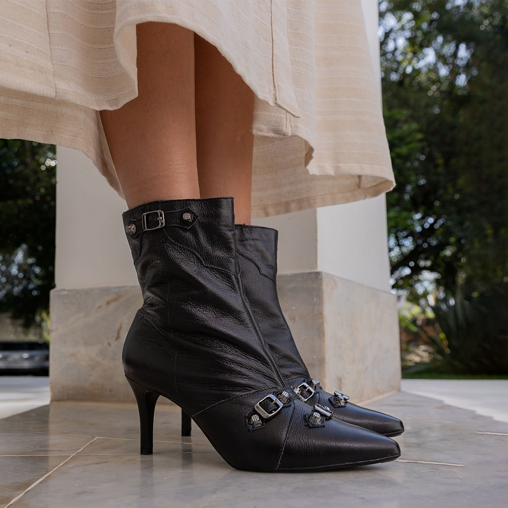 Bota Bico Fino Fivelas Cano Curto Preto