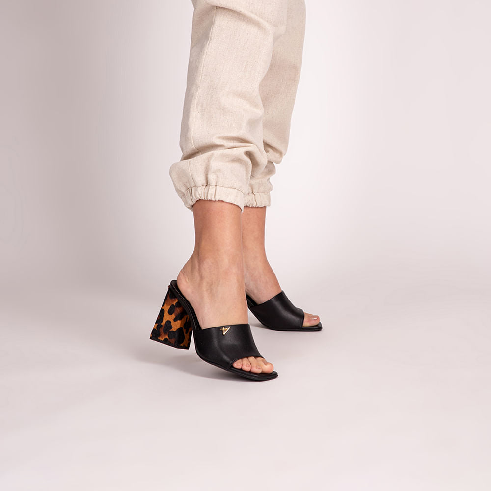 Sandália Mule Salto Bloco Preto C/ Animal Print