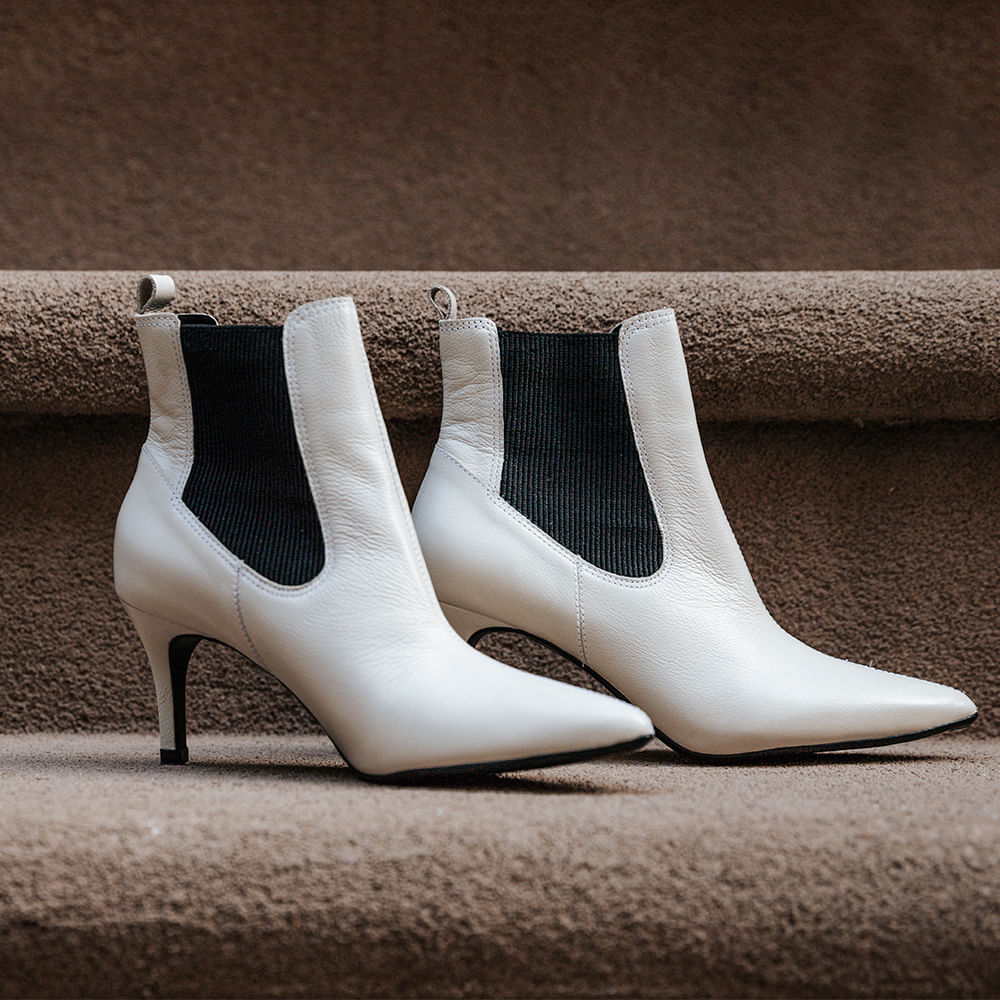 Bota Couro Bico Fino Elastico Offwhite