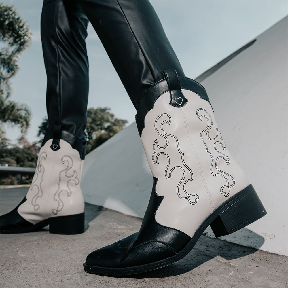 Bota Couro Western Cano Medio Preto