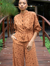 Conjunto Laise Calça e Camisa Mocha Mousse