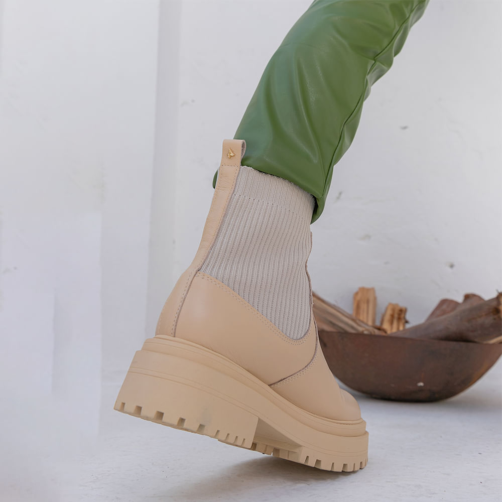 Bota Coturno Tratorada Cano Médio Offwhite
