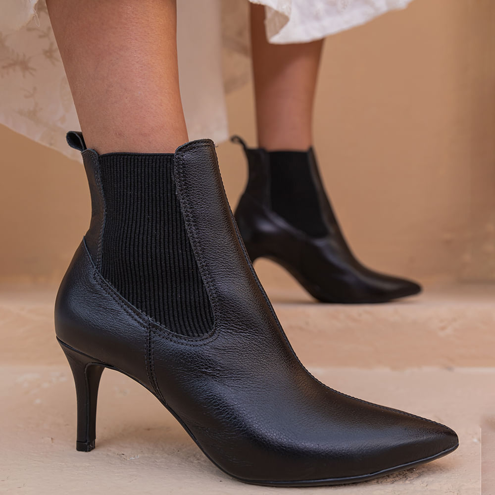 Bota Couro Bico Fino Elastico Preto