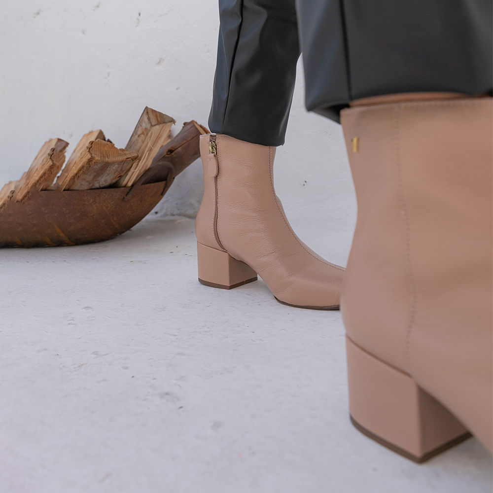 Bota de Couro Cano Médio Salto Bloco  Nude