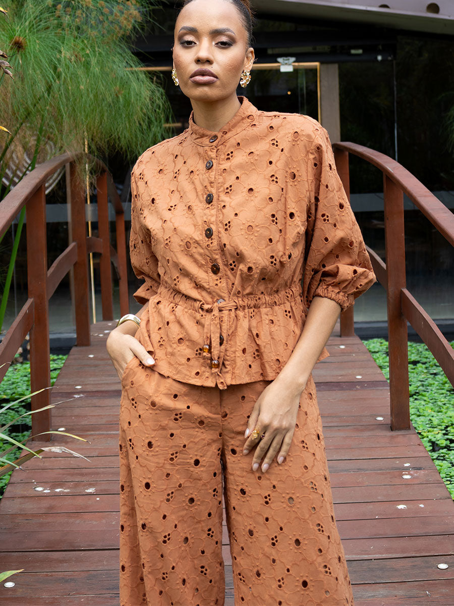 Conjunto Laise Calça e Camisa Mocha Mousse
