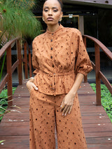 Conjunto Laise Calça e Camisa Mocha Mousse