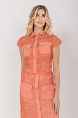 Camisa de Renda com Bolsos Coral 
