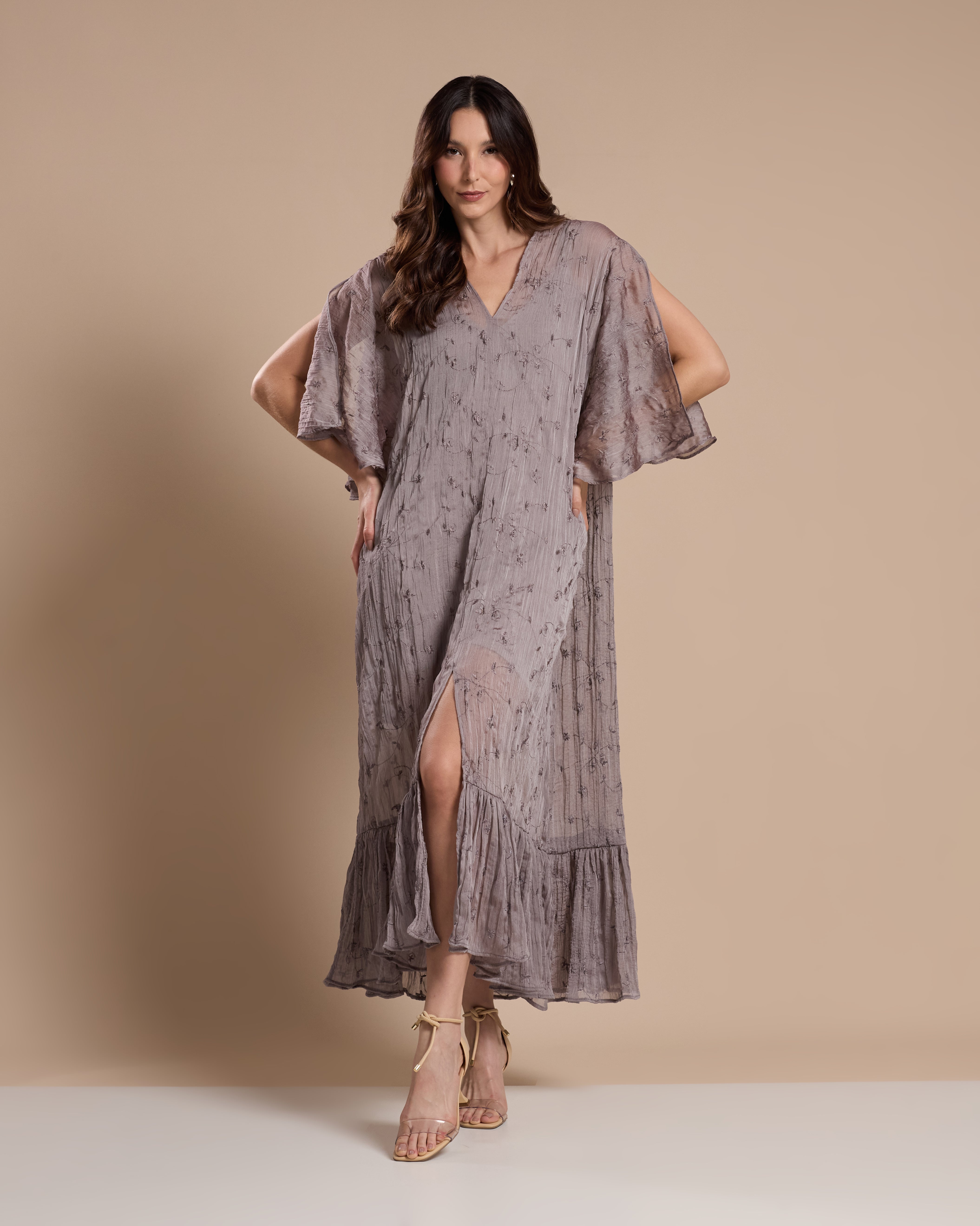 Vestido Midi Bordado Decote V Cinza