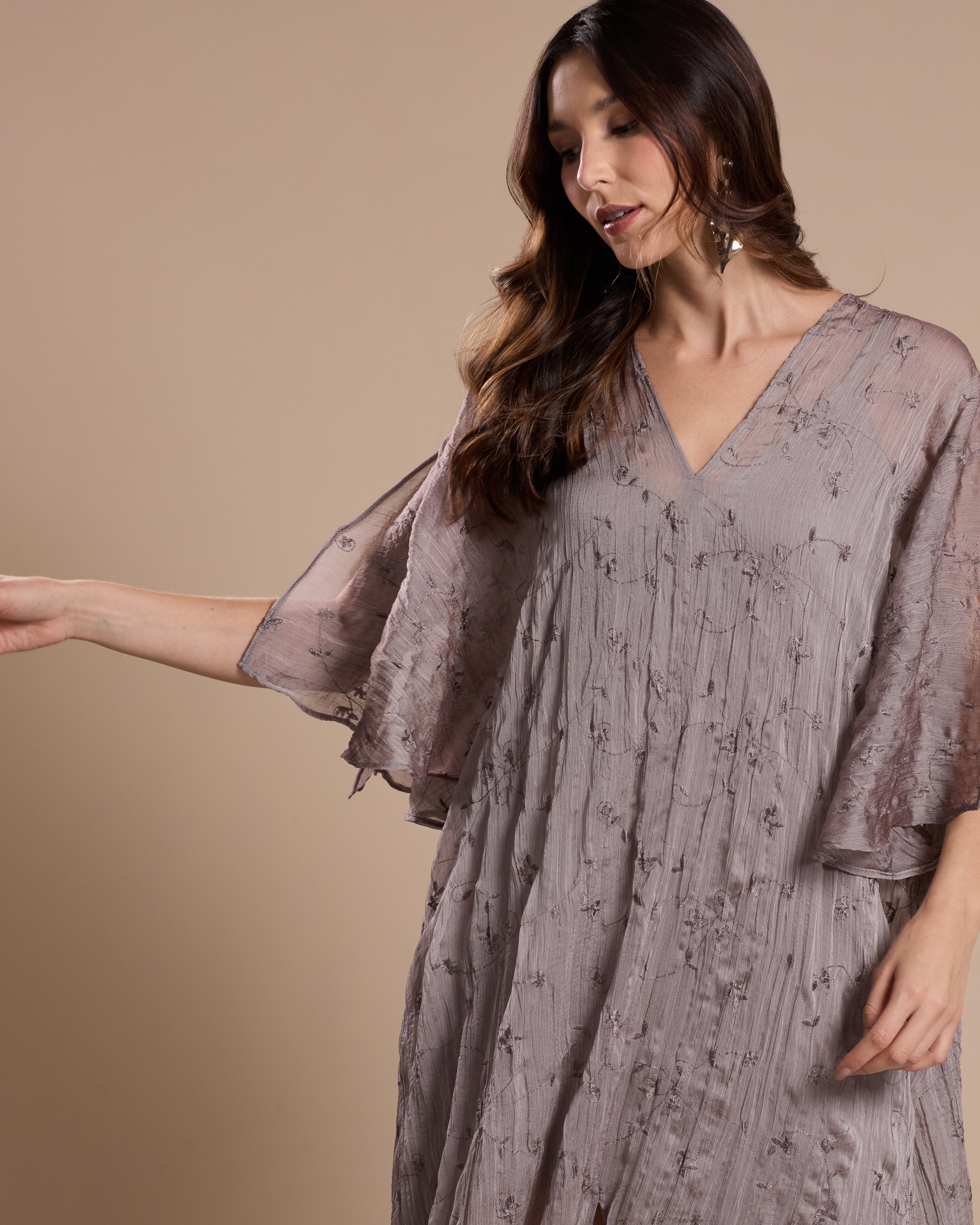 Vestido Midi Bordado Decote V Cinza