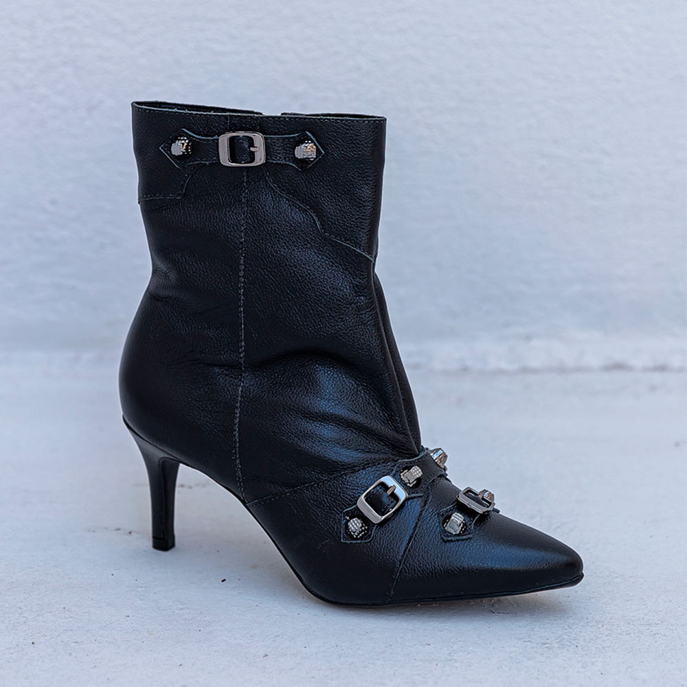 Bota Bico Fino Fivelas Cano Curto Preto