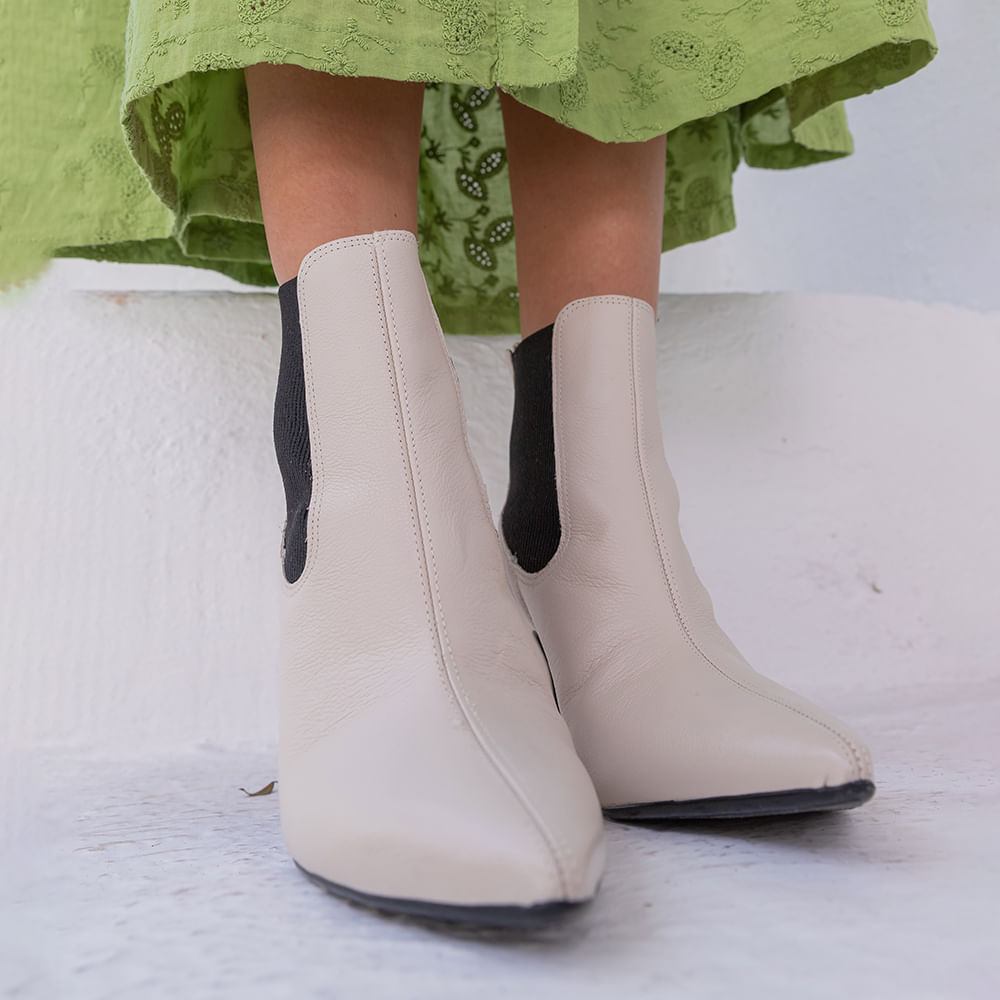 Bota Couro Bico Fino Elastico Offwhite