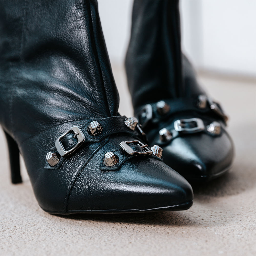 Bota Bico Fino Fivelas Cano Curto Preto